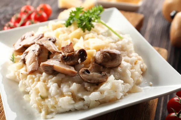 Plattan Med Risotto Och Svamp Bord Närbild — Stockfoto