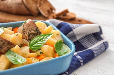 Masada lezzetli et ve patates ile güveç