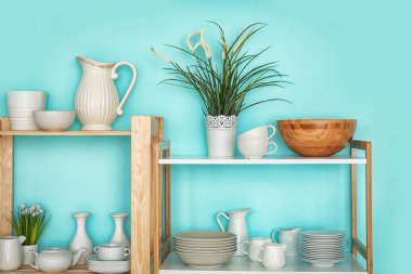 Renk duvar arka plan üzerinde yemekleri ile raf mutfak