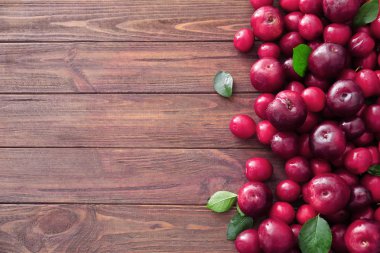 Ahşap masa üzerinde olgunlaşmış sulu Erik