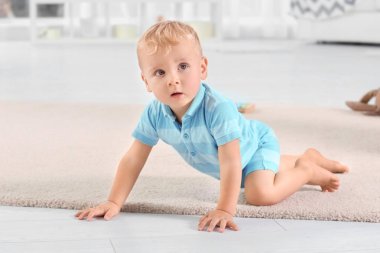 sevimli küçük çocuk evde