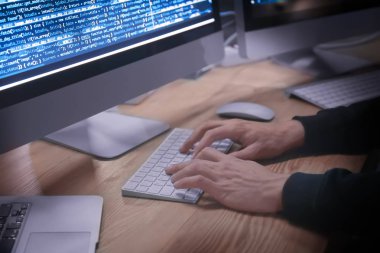 Hacker'ın işyeri ile karanlık odada sýnýf baþkaný. Siber saldırı tehdidi