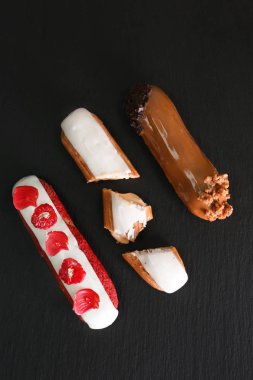 Lezzetli eklerleri siyah arka plan, üstten görünüm