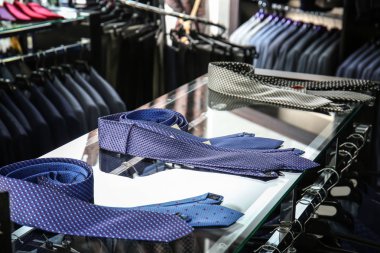 Dükkanda şık takım elbise giymiş yakışıklı genç