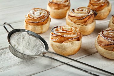 Rose masada elma doldurma ve şeker tozu ile pasta şeklinde