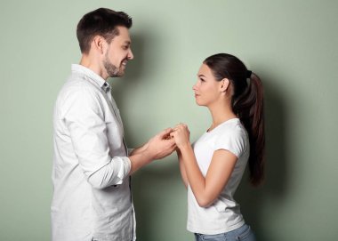 Tutuşup birlikte renk arka plan üzerinde genç Çift