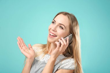 Güzel gülümseyen kadın kanepe odasında rahatlatıcı