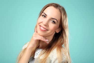 Güzel gülümseyen kadın kanepe odasında rahatlatıcı