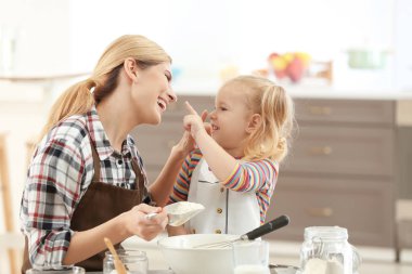 Anne ile kızı hamur birlikte mutfakta yapma