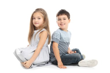 Beyaz arka planda sevimli küçük çocuklar.