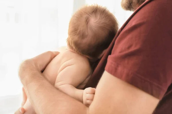 Pai Com Bebê Pequeno Bonito Casa — Fotografia de Stock
