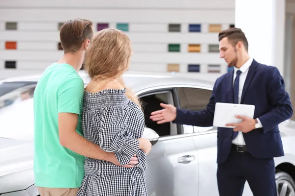 Vendedor Coches Pareja Joven Concesionaria —  Fotos de Stock