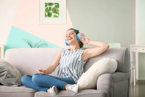 Bella Donna Che Ascolta Musica Mentre Riposa Sul Divano Casa — Foto Stock