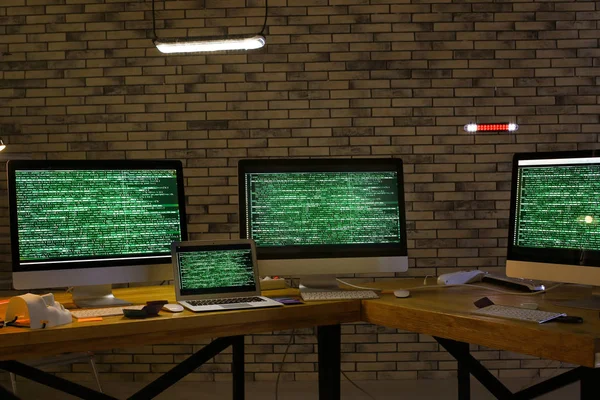 Hacker Werkplek Met Monitoren Donkere Kamer Dreiging Van Een Cyber — Stockfoto