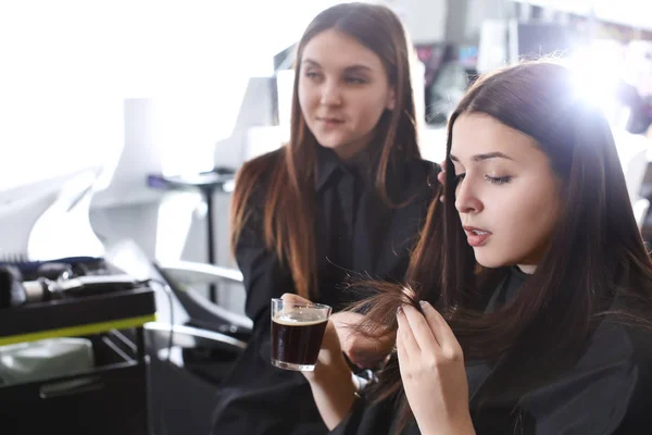 Friseurin Mit Kundin Salon — Stockfoto