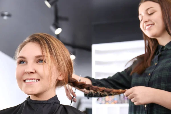 Stilista Professionista Che Taglia Treccia Donna Salone — Foto Stock