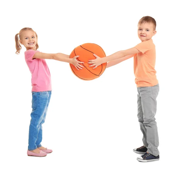 白い背景の上のボールと遊ぶかわいい子供たち — ストック写真