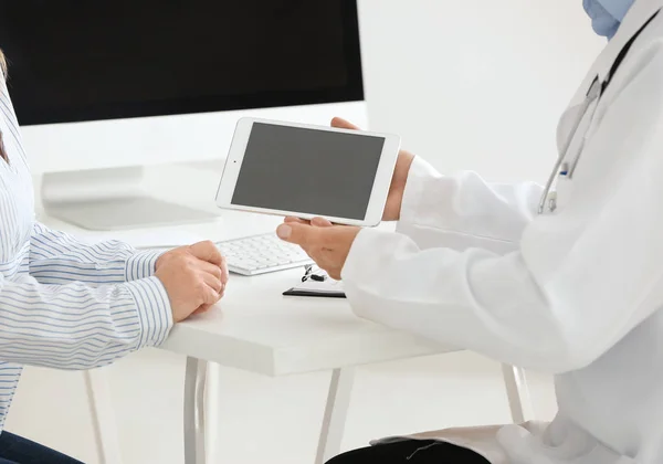 Male Doctor Consulting Patient Clinic Closeup — Stock Photo, Image