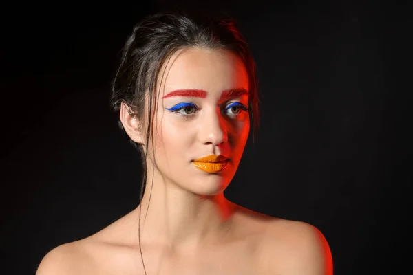 Ung Kvinna Med Färgat Ögonbrynen Och Kreativa Makeup Svart Bakgrund — Stockfoto