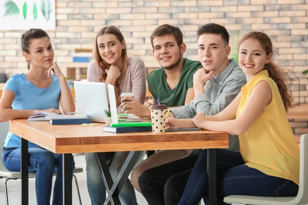 Grupo Adolescentes Con Computadoras Portátiles Estudiando Interiores — Foto de Stock