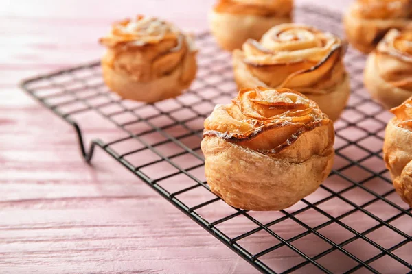 Portabicchiere Raffreddamento Con Rose Mele Pasta Sfoglia Sfondo Legno Colori — Foto Stock