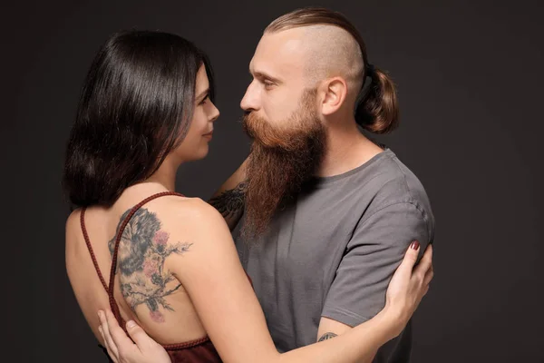 Getatoeëerde Vrouw Met Haar Vriendje Donkere Achtergrond — Stockfoto