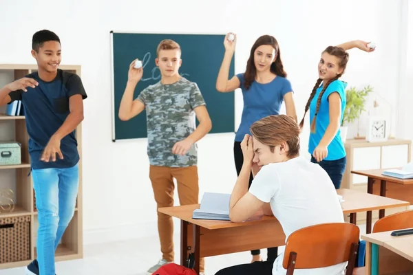 Tieners Hun Klasgenoot Binnenshuis Pesten — Stockfoto