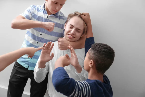 Les Adolescents Intimident Leur Camarade Classe Intérieur — Photo