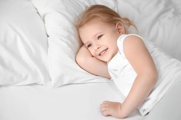 Niña Acostada Sobre Almohada Blanca Casa — Foto de Stock