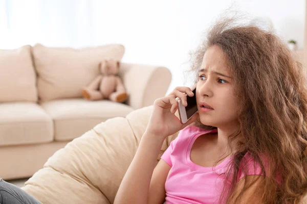 Adolescente Deprimido Hablando Por Teléfono Móvil Silla Salón — Foto de Stock