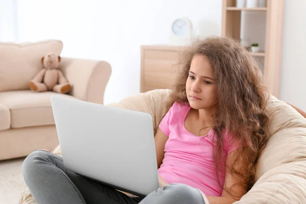 Adolescente Usando Laptop Cadeira Lounge — Fotografia de Stock