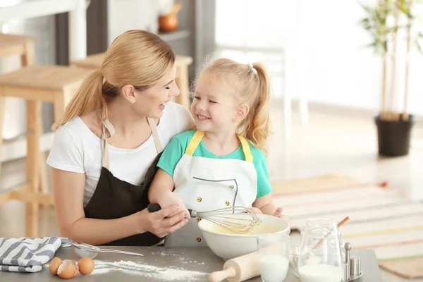 妈妈和女儿在厨房里一起做面团 — 图库照片