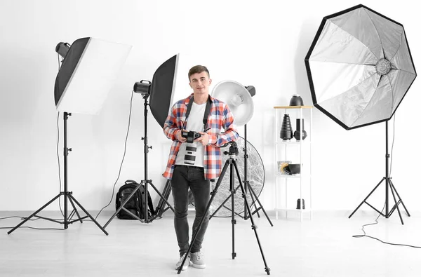 Jeune Homme Posant Pour Photographe Professionnel Studio — Photo