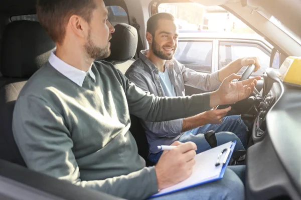 Jovem Instrutor Condução Carro — Fotografia de Stock