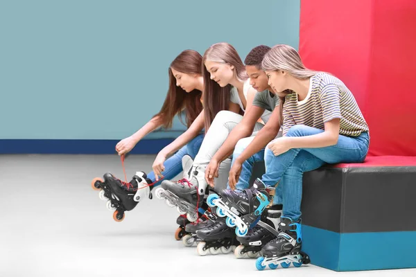 Groupe Adolescents Portant Des Patins Roulettes Intérieur — Photo