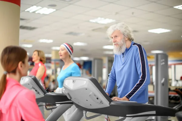 Grupo Personas Mayores Gimnasio Moderno — Foto de Stock