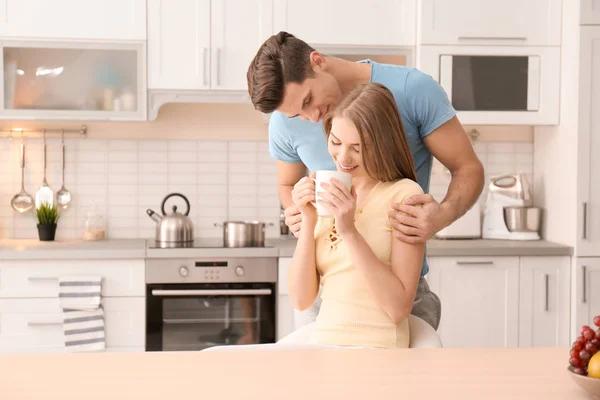 Amour Jeune Couple Dans Cuisine Maison — Photo