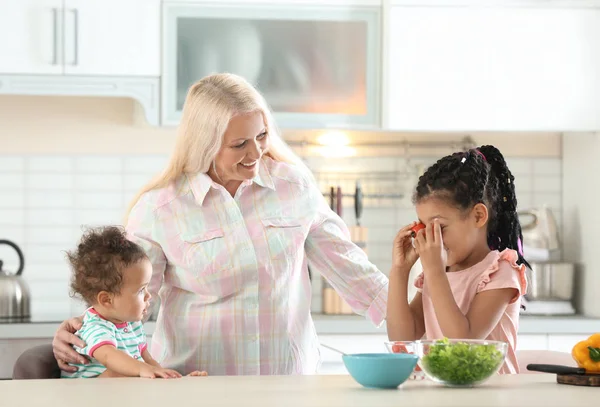 Kvinnliga Mogen Nanny Hjälper Lite Afroamerikansk Flicka Göra Läxor — Stockfoto