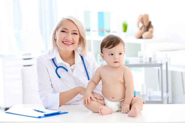 Médico Femenino Examinando Bebé Niño Clínica —  Fotos de Stock