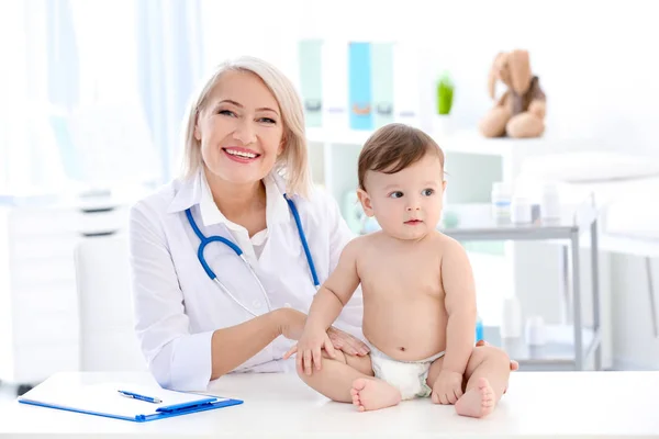 Médico Feminino Examinando Menino Clínica — Fotografia de Stock