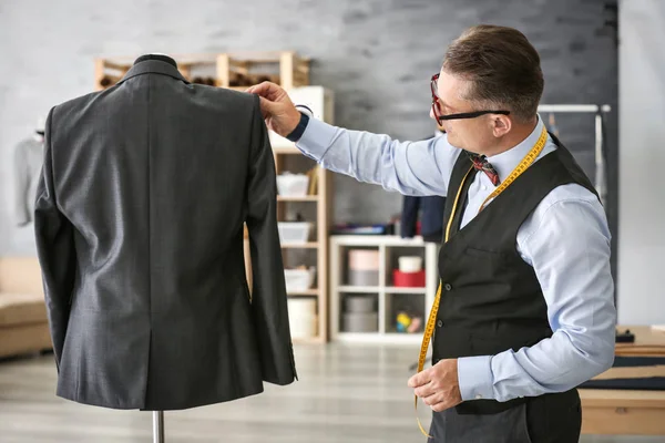 Hombre Maduro Comprobando Chaqueta Maniquí Atelier — Foto de Stock