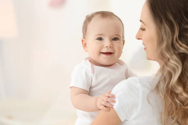 Ung Mamma Med Hennes Söta Lilla Bebis Suddig Bakgrund — Stockfoto