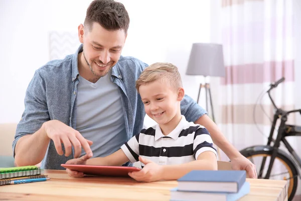 Söt Liten Flicka Gör Läxor Med Mamma Köket — Stockfoto