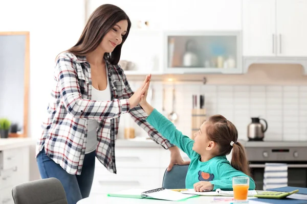 Söt Liten Flicka Gör Läxor Med Mamma Köket — Stockfoto