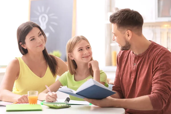 Linda Niña Haciendo Tarea Con Madre Cocina —  Fotos de Stock