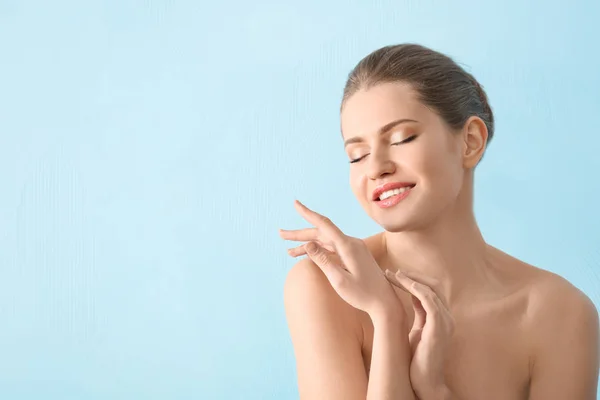 Young Woman Applying Hand Cream Color Background — Stock Photo, Image