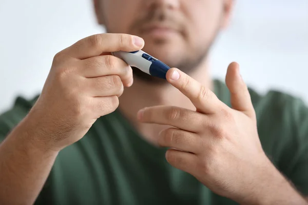 Діабетичний Чоловік Бере Зразки Крові Ланцетною Ручкою Крупним Планом — стокове фото