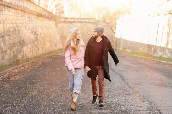 年轻浪漫情侣在秋季漫步 — 图库照片