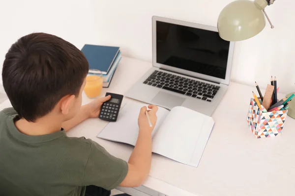 Söt Liten Pojke Med Laptop Medan Gör Läxor Inomhus — Stockfoto