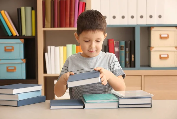 屋内で宿題をしながらノート パソコンを使用してかわいい男の子 — ストック写真